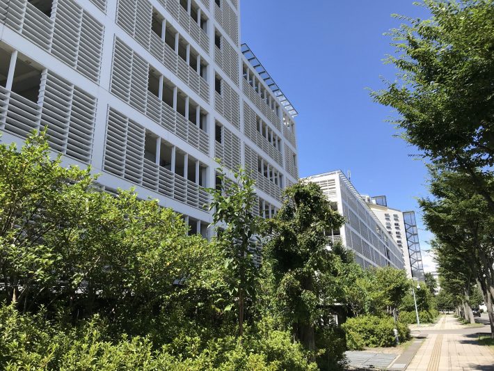 今井ニュータウン⑧（直射日光が当たらないような構造になっている建物も）