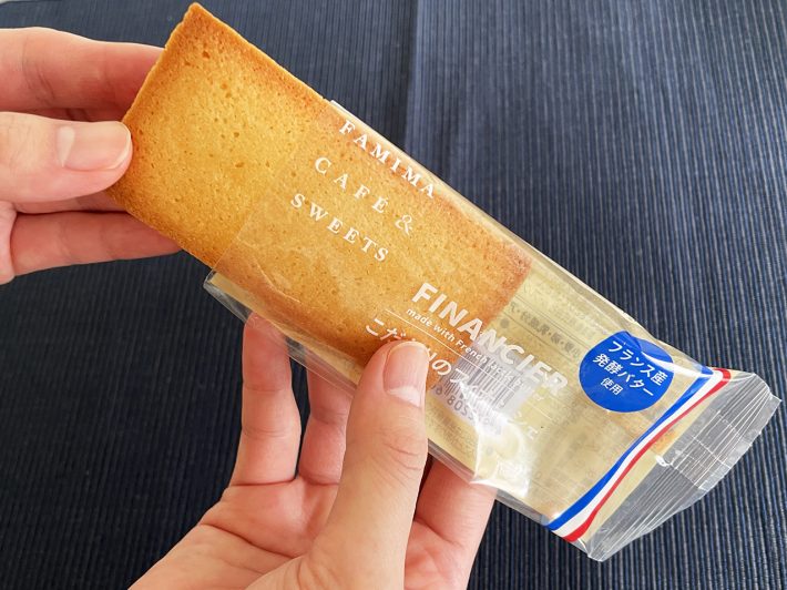 「こだわりのフィナンシェ〜フランス産発酵バター使用〜」をパッケージから取り出します
