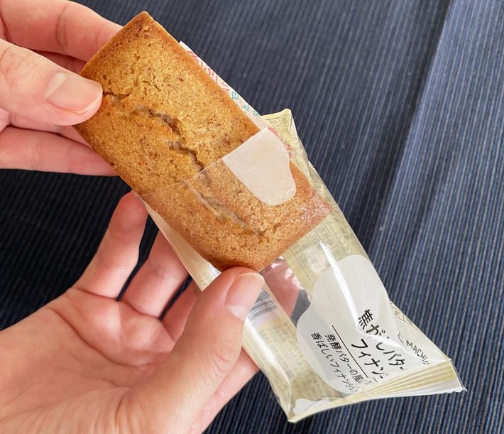 「焦がしバターのフィナンシェ」をパッケージから取り出します
