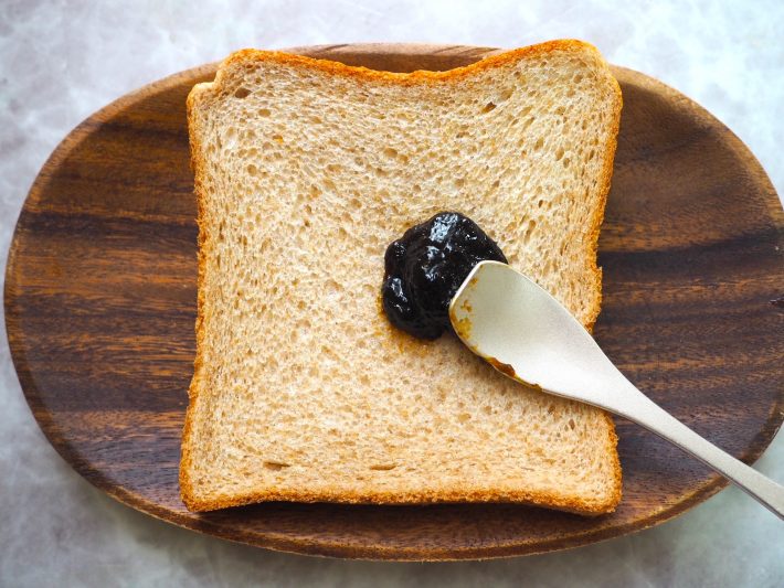 食パンに「ごはんですよ！」を塗ります。