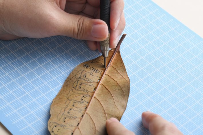 3. 絵の内側部分から切り抜きます。