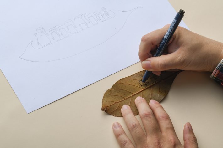 1. 紙に下絵を描きます。