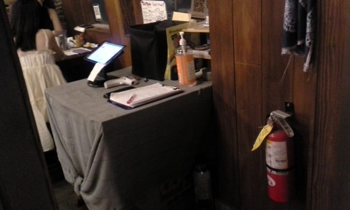 住所と電話番号を記入し、体温チェックを受けます。