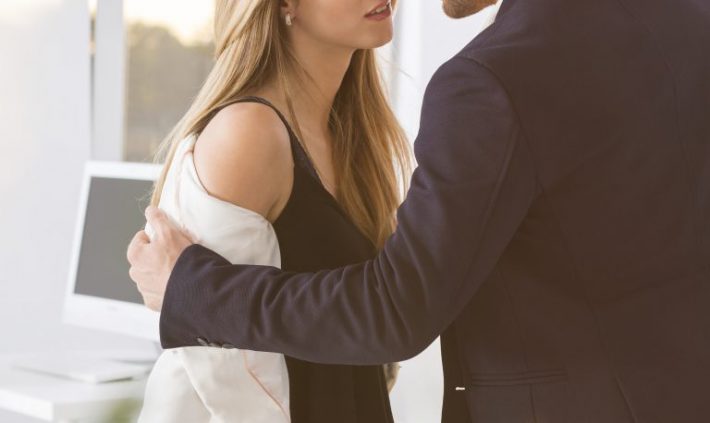 不倫　カップル　スーツ　サラリーマン