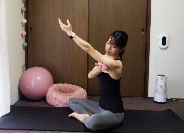 脇の下はボールを手で持ってコロコロ。