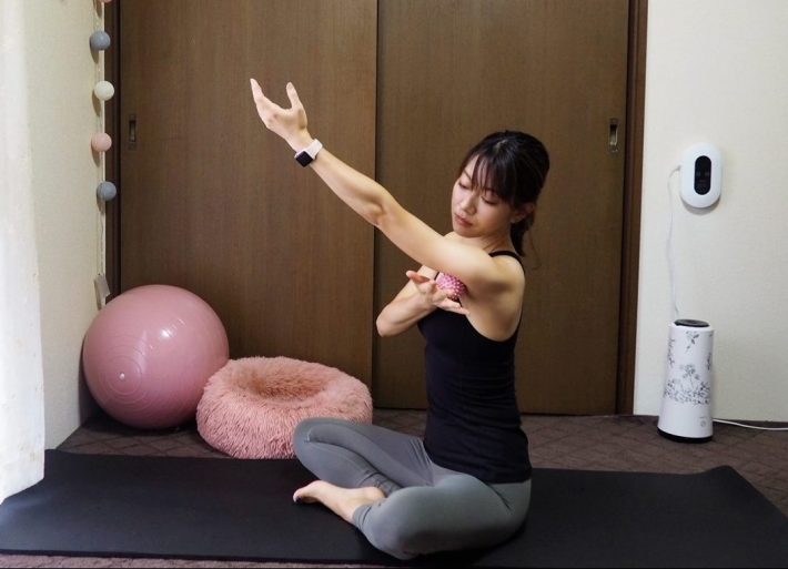 脇の下はボールを手で持ってコロコロ。