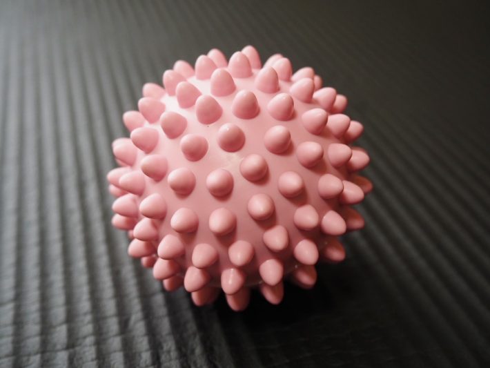 ちょっと押したくらいじゃへこまない硬めのイボイボ。