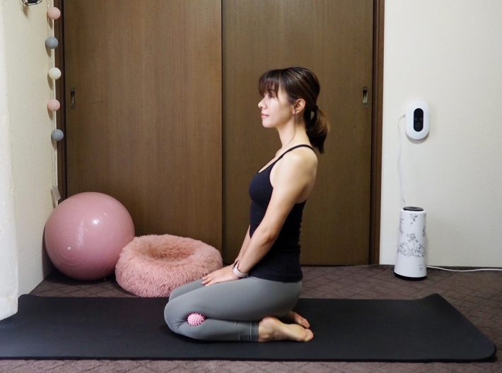 ひざ裏はボールを挟んで刺激します。