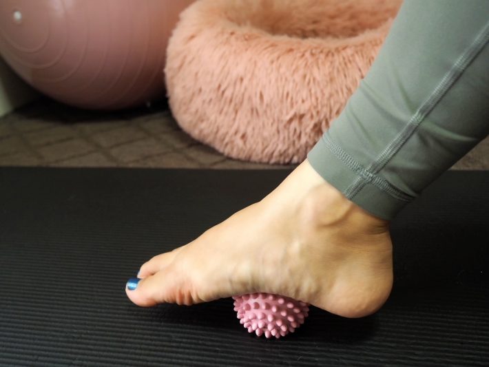 円を描くように土踏まずでコロコロ。