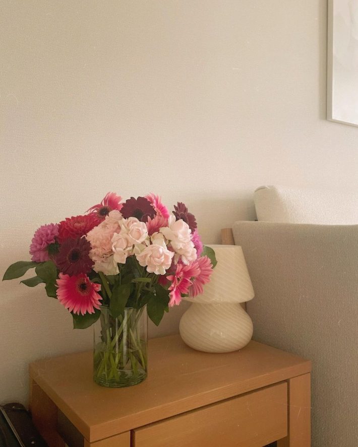 かぢちゃんの趣味の一つはお花。お部屋のいたるところに花を飾っているそうです（instagramより）