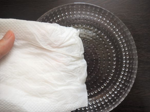 いつものキッチンペーパーはお皿を1枚拭いただけでやぶれそう。