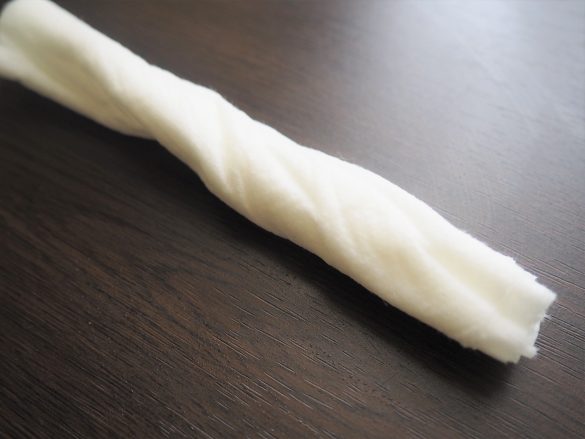 水ですすいでギュッと絞ってみました。