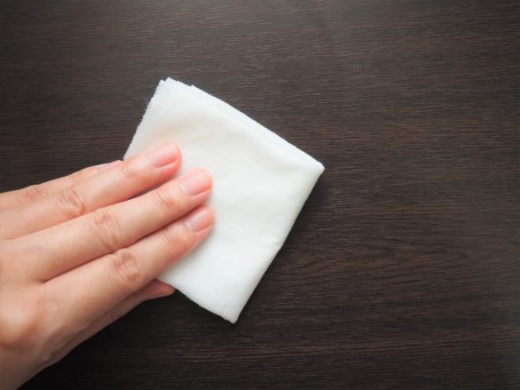 続けてシンクのまわりやテーブルも拭きます。