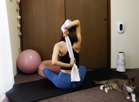 (1) 右手でタオルを持ち、背中側に垂らしたら下の部分を左手で持つ～60～90秒キープ。