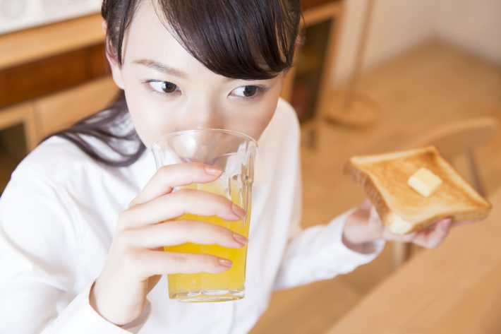 朝食を食べる女性