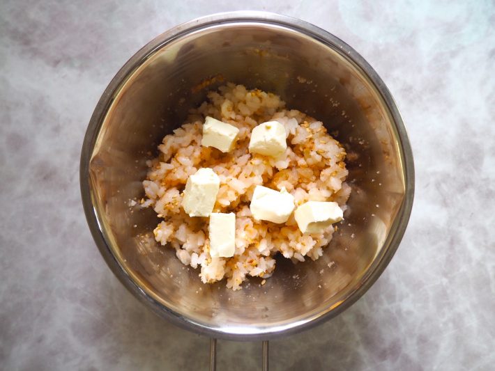 大きめにカットしたクリームチーズを加えてざっくりと混ぜる。