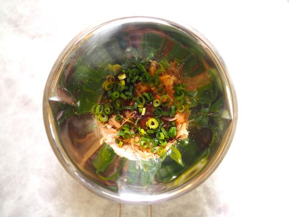 （1） 鰹節と麺つゆ、青ネギを混ぜ合わせる