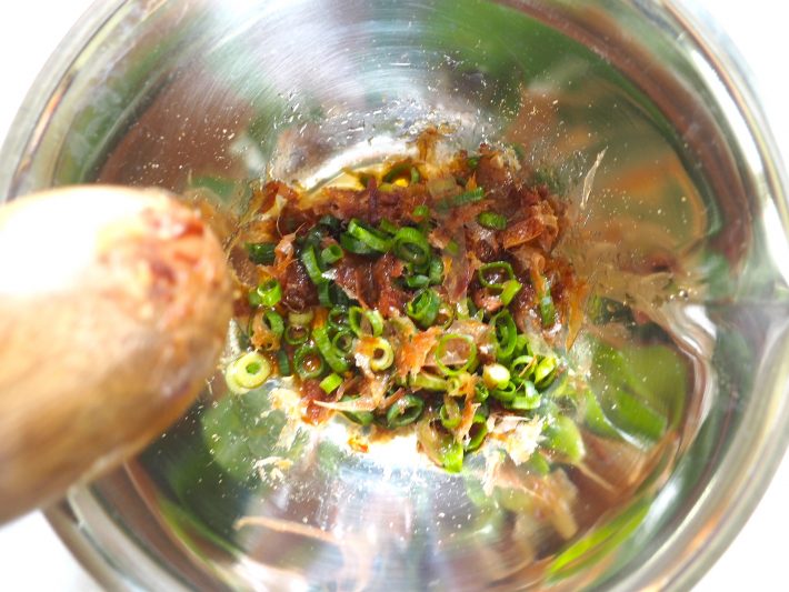 （1） 鰹節と麺つゆ、青ネギを混ぜ合わせる 写真2