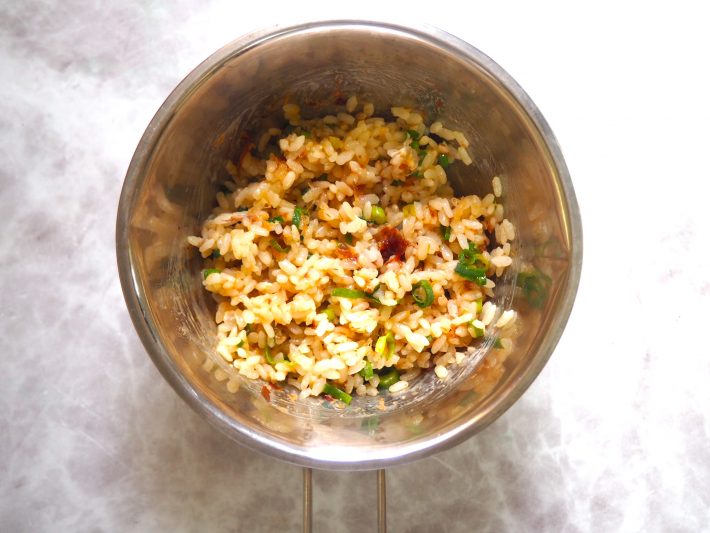 （2） （1）にご飯を加えて、まんべんなく混ぜる