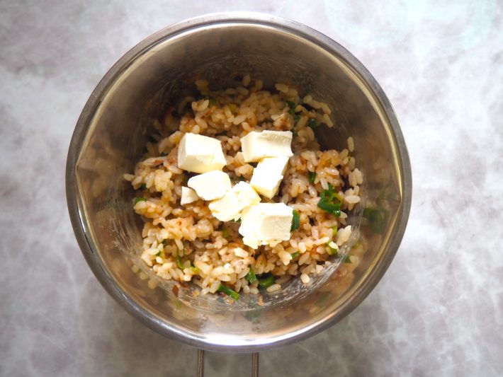 クリームチーズを大きめにカットして加える。