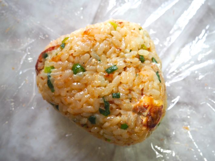 三角形に握ったら完成！