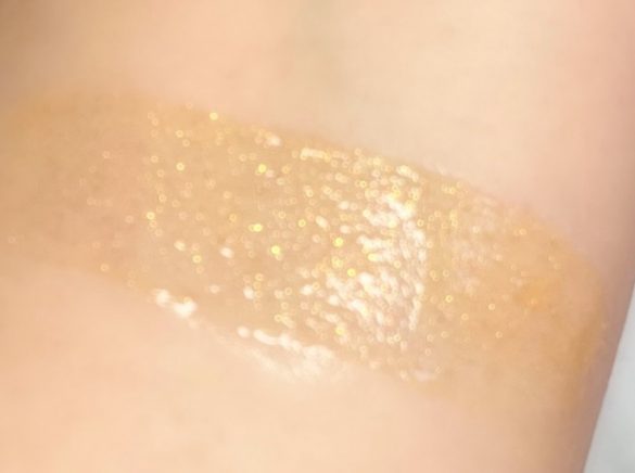 どの年代の方でも取り入れやすい微細ゴールドパール。