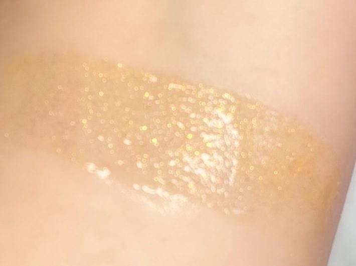 どの年代の方でも取り入れやすい微細ゴールドパール。