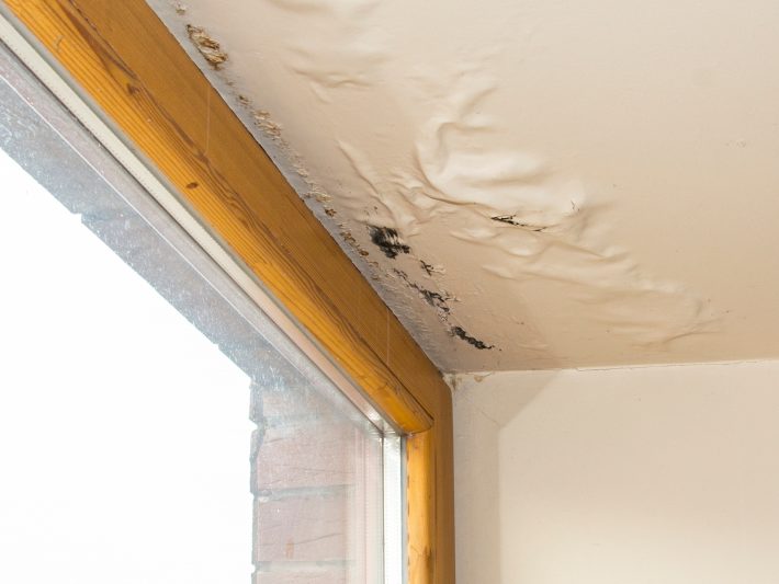 天井から水漏れ、辺り一面が水浸しに