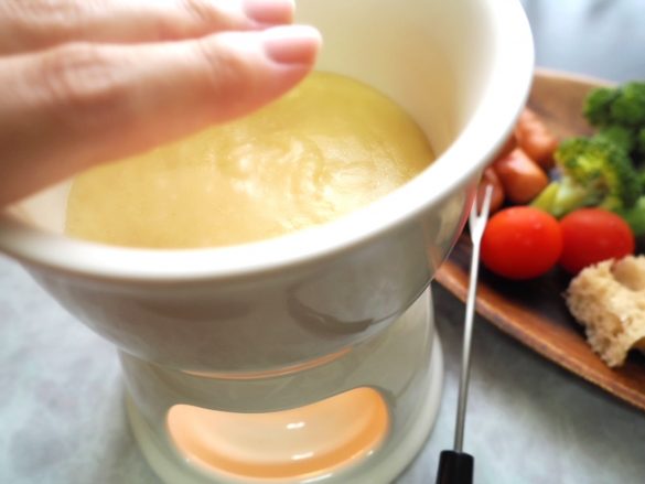 キャンドルで熱々トロトロのチーズフォンデュを維持。
