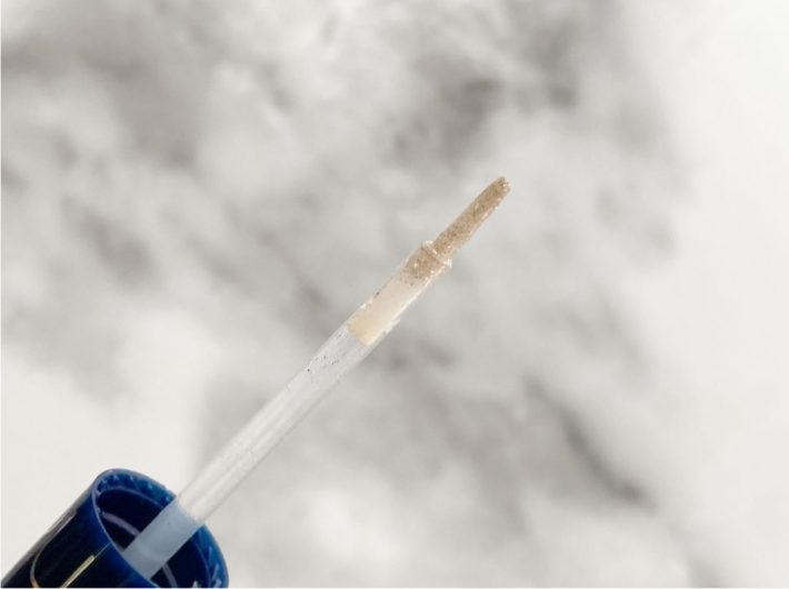 目のキワや涙袋などピンポイントで使える細いチップブラシ。