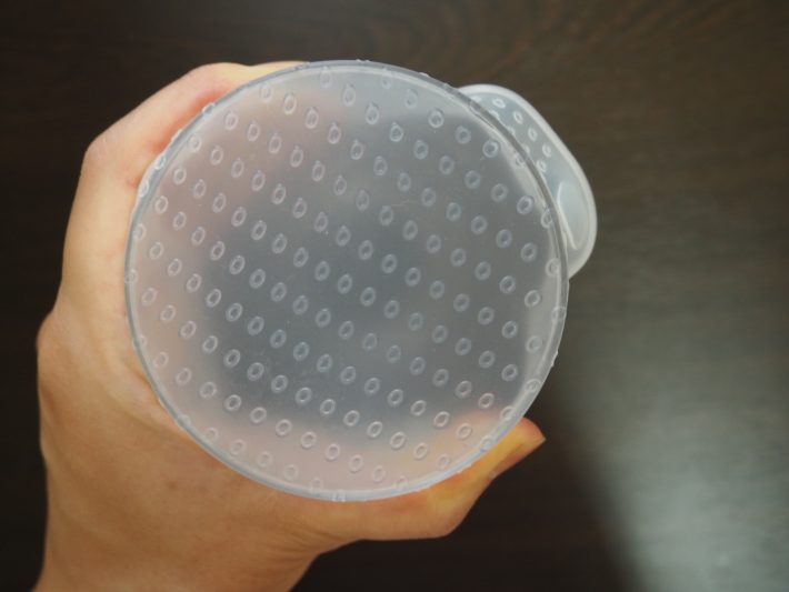 プラスチックのコップにピタッと密着。