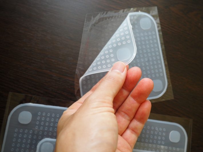 「シリコーンラップ」をフィルムからはがします。