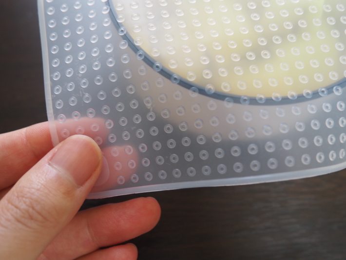 デコボコしているほうを上にします。