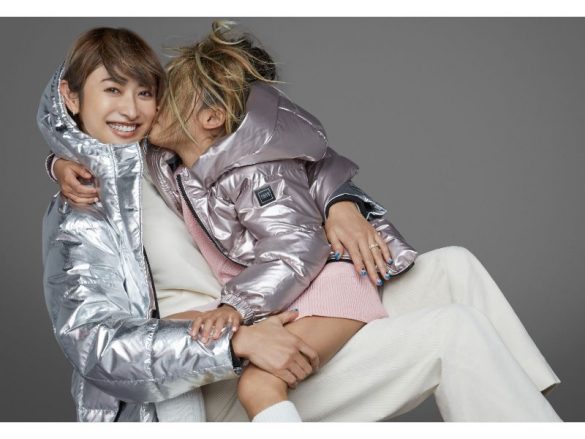 シルバー×ピンクのコーデも可愛い