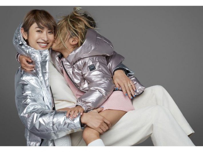 シルバー×ピンクのコーデも可愛い