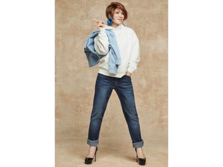 IKKOは「カーボナイズド フリース プルオーバーパーカー」のガールズストーンを着用