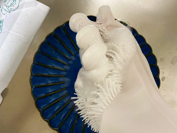 手をニギニギ、泡立てます。