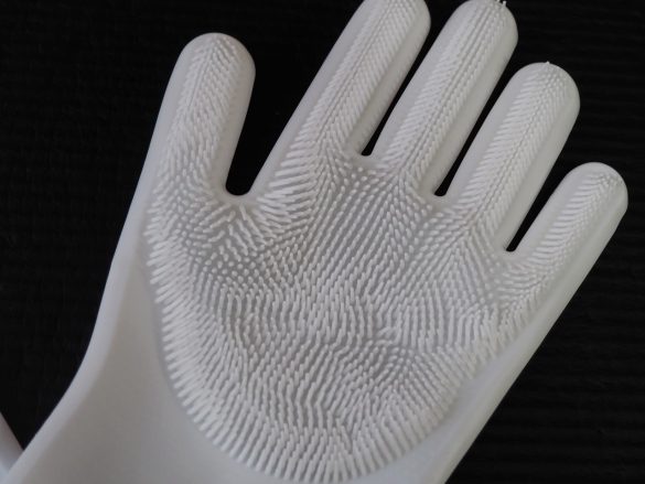 指の部分には短めのブラシ、そして手のひら全体には長めのブラシがビッシリ