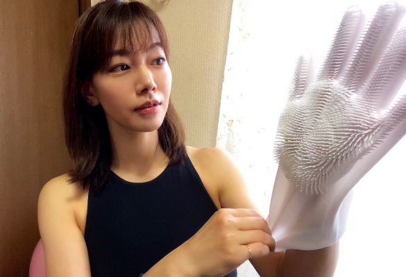 シリコンブラシ手袋を両手に装着!