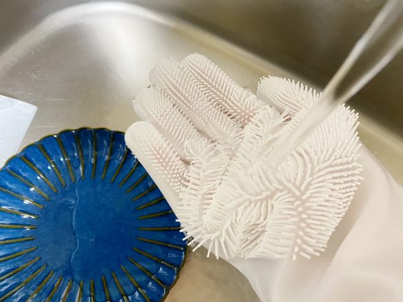 ぬるま湯または水で濡らします。