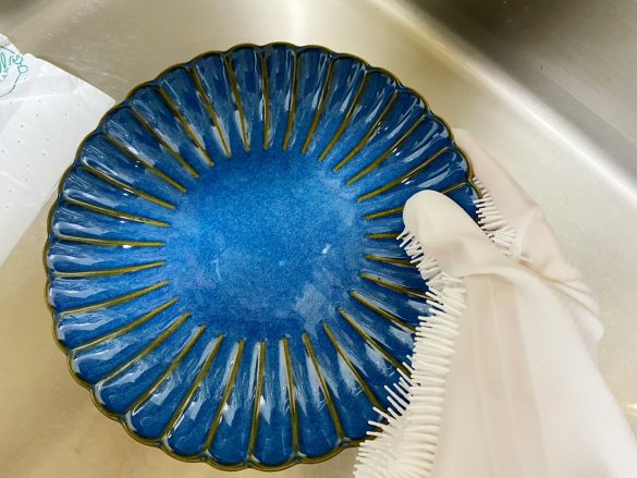 手袋とブラシが一体になった「シリコンブラシ手袋」で食器を洗ってみた