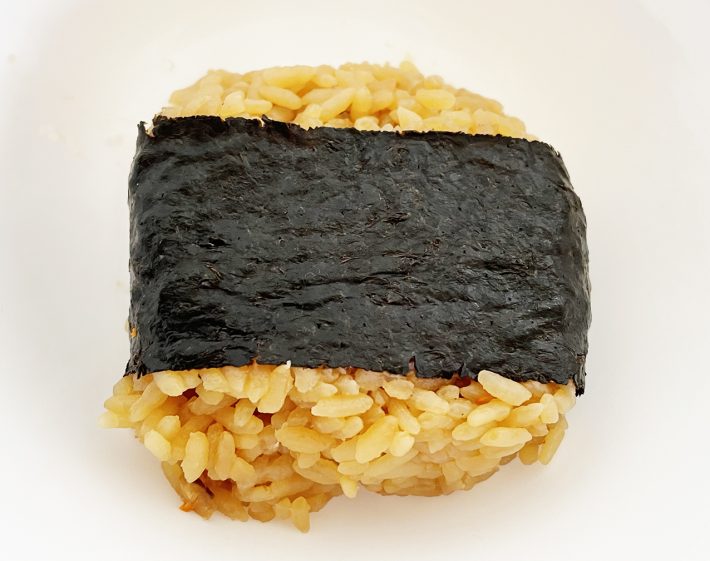 丸くてかわいい「直巻おむすび　鶏五目炊き込み御飯」