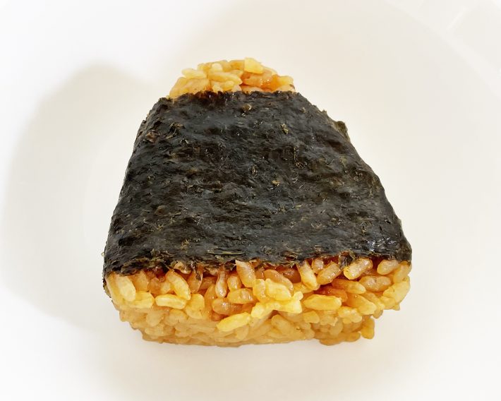 出汁の色がもっとも濃い「直巻きおにぎり　だし香る鶏五目」