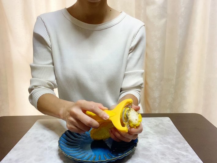 刃をとうもろこしの粒の根元に引っかけて下に引くだけ