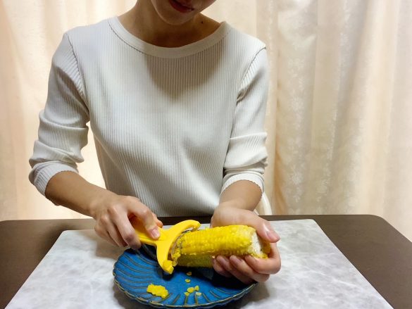 刃を根元に引っかけて下に引く3