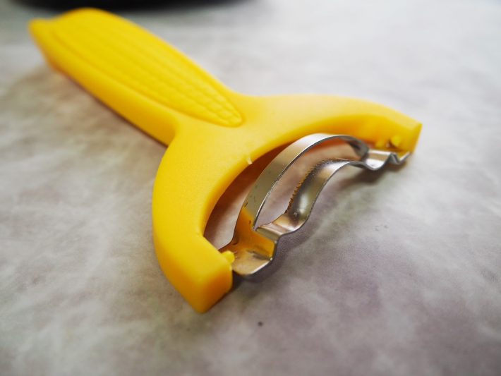 とうもろこしのカーブに合わせた半円形の刃が特徴。