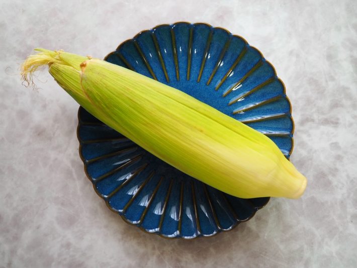 まずは、とうもろこしを用意