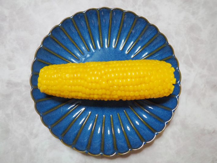 触れるくらいに冷めたら、皮をむきます