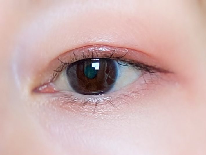 アイラインとマスカラを塗りアイメイクの完成！