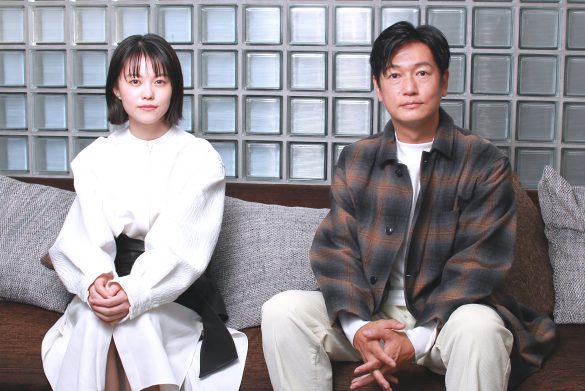 （左）志田彩良さん、（右）井浦新さん